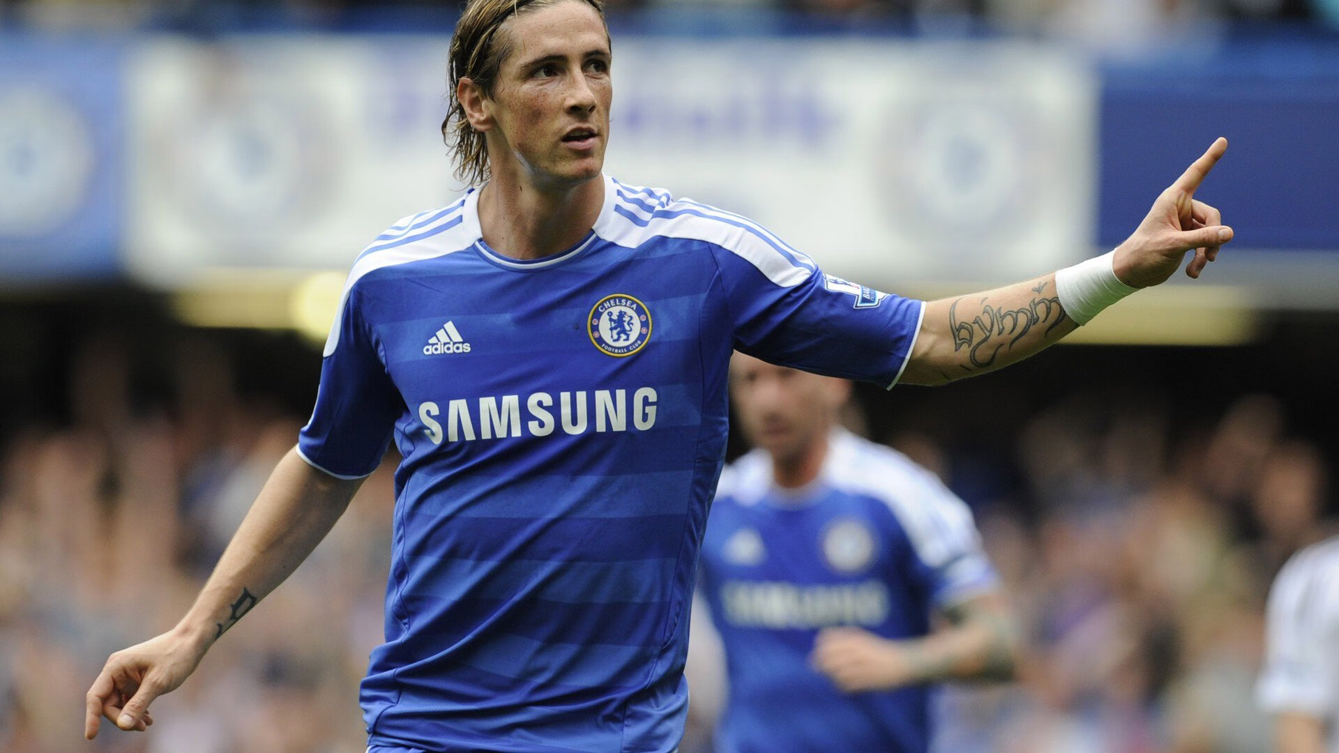 曼联在关键比赛中击败枪手，士气大振